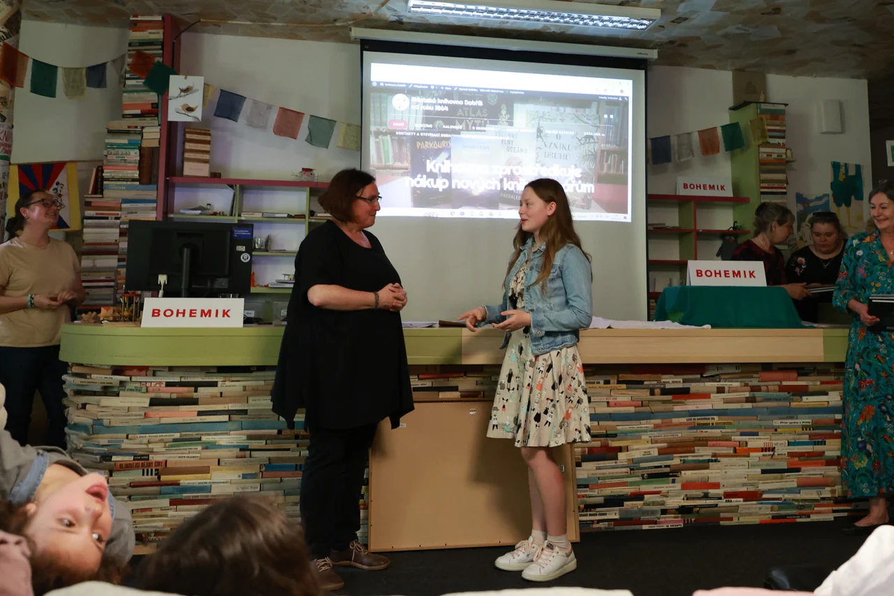 Magdaléna receiving an award at the To je bašta: Kubašta! competition ceremony