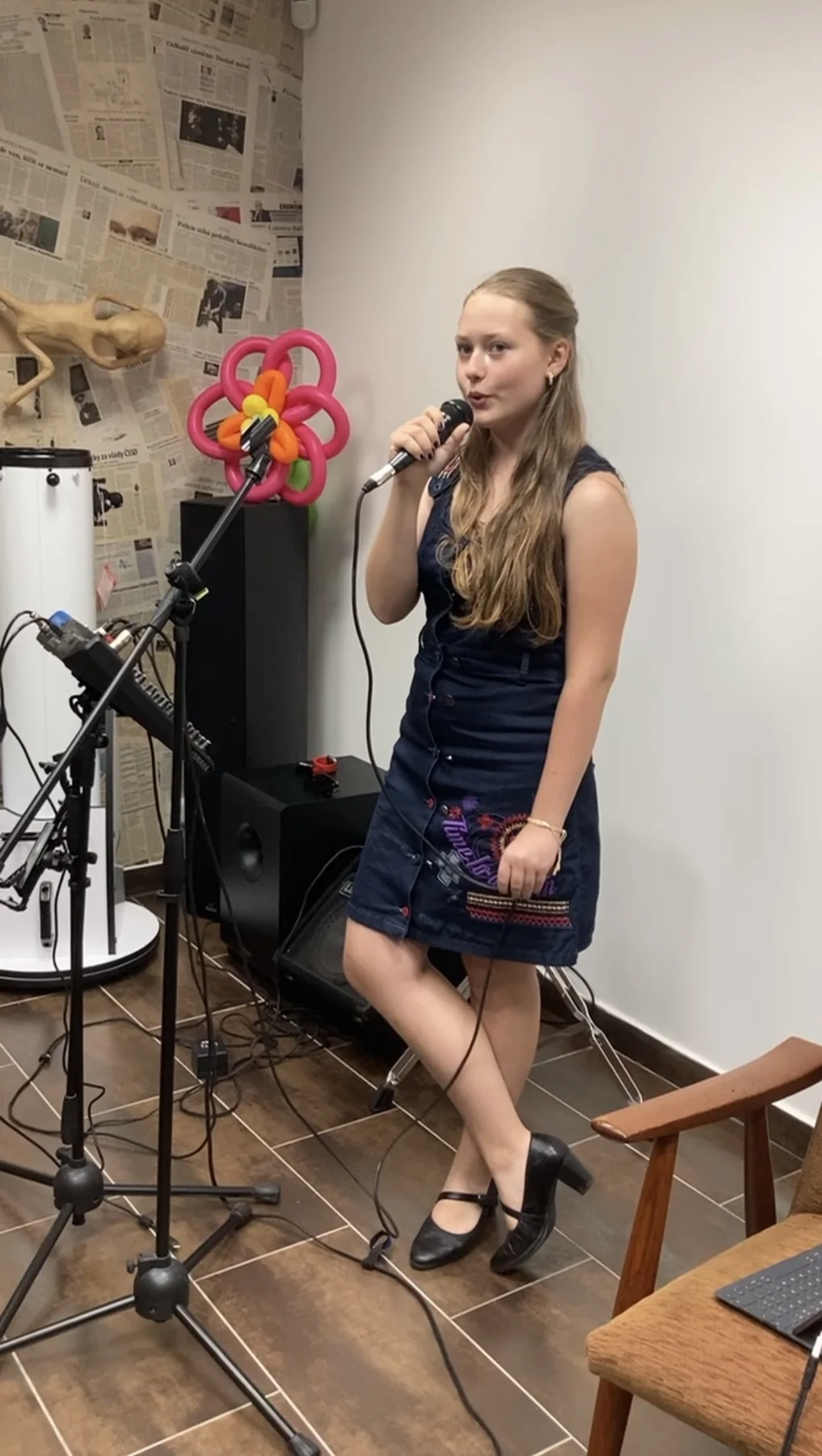 Magdaléna singing at an intimate celebration