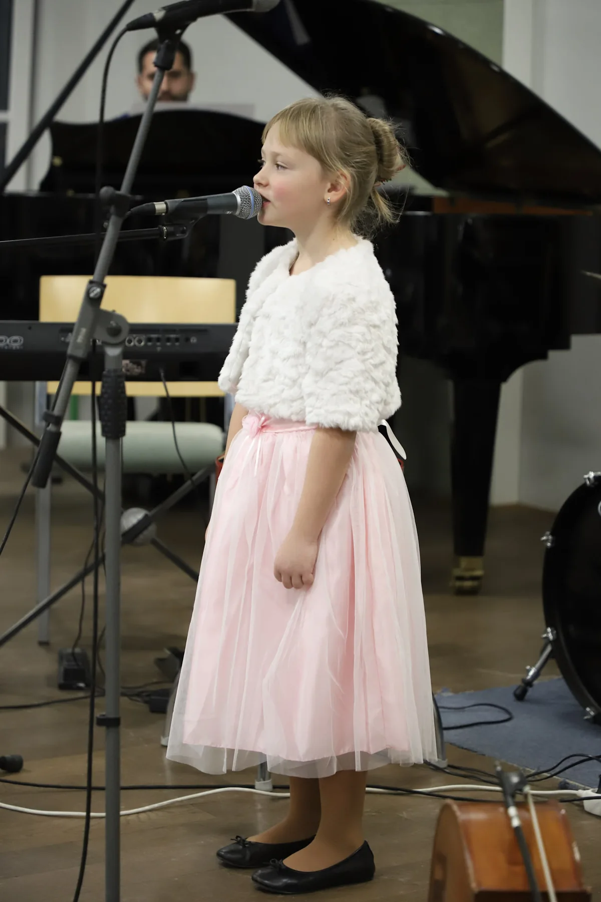 Magdaléna performing in a light dress